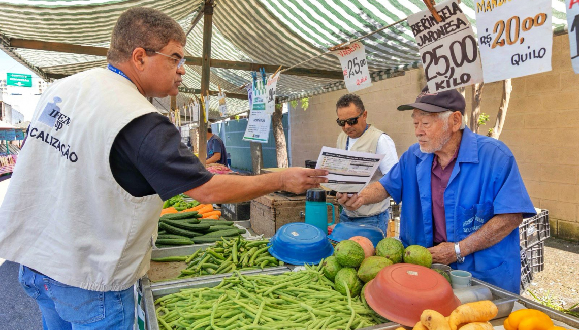 Em Jundiaí, Ipem-SP reforça caráter educativo em ação de orientação a feirantes